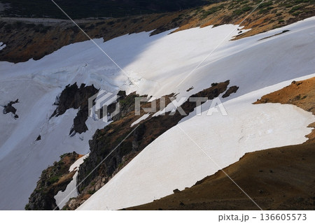 残雪残る山の山肌 残雪残る山の山肌 136605573