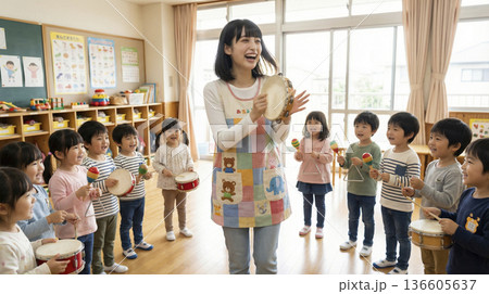 保育園の教室で園児たちと楽器の合奏を楽しむ日本人保育士 136605637