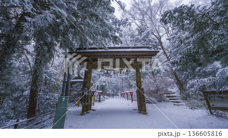 高尾山薬王院の浄心門　雪景色　 136605816