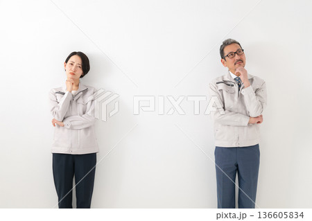 考える作業服を着た男女 考える作業服を着た男女 136605834