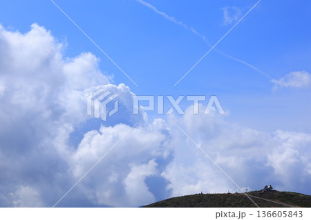 青空に浮かぶ雲 青空に浮かぶ雲 136605843