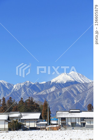 雪の安曇野と北アルプス 雪の安曇野と北アルプス 136605879