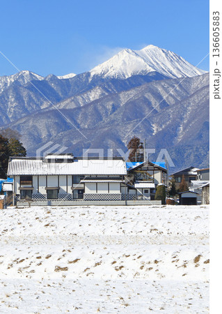 雪の安曇野と北アルプス 雪の安曇野と北アルプス 136605883