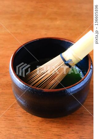 お抹茶と茶筅と湯のみ お抹茶と茶筅と湯のみ 136605896