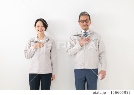 作業服を着た男女 作業服を着た男女 136605952