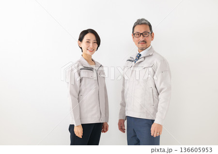 作業服を着た男女 作業服を着た男女 136605953