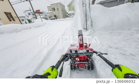 除雪機を使用する主観映像（POV撮影） 136606032
