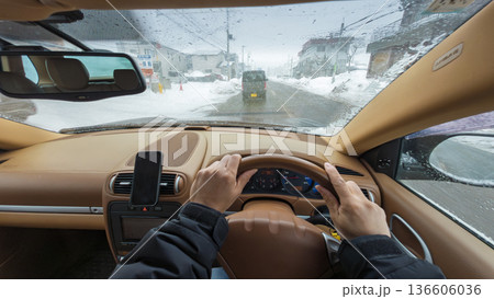 冬道の運転（POV撮影） 136606036
