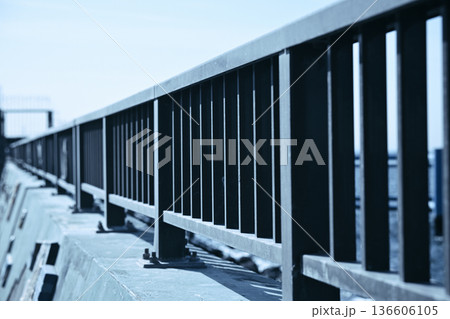 海辺の堤防の柵 136606105