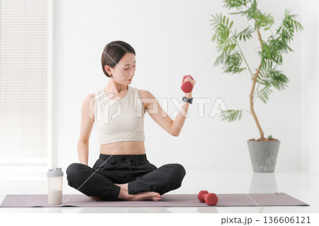 ダンベルで筋トレする女性 136606121