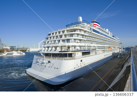 横浜の大さん橋に停泊する飛鳥Ⅲ　 136606337