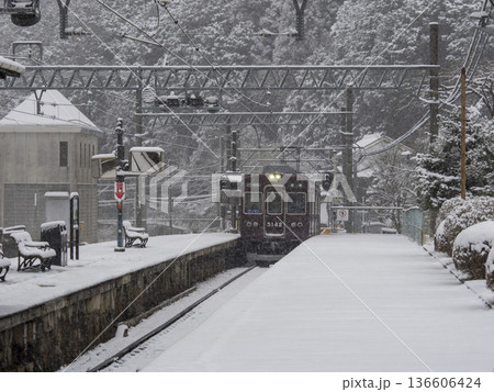 雪が積もる駅に入線する能勢電鉄の5100系電車 雪が積もる駅に入線する能勢電鉄の5100系電車 136606424