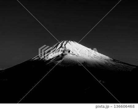 暗黒と富士山 136606468