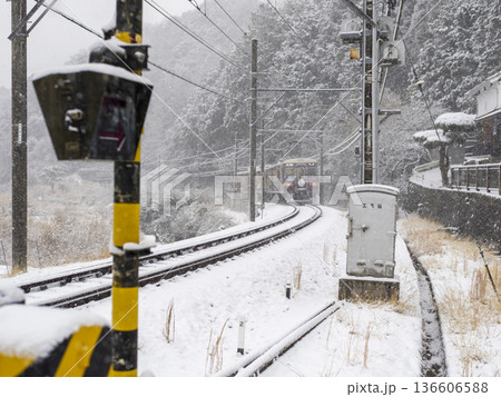 雪の中を走り去る能勢電鉄の7200系電車 雪の中を走り去る能勢電鉄の7200系電車 136606588