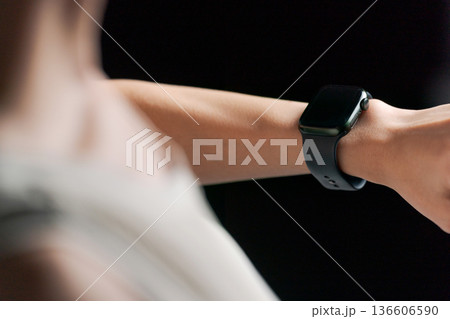 スマートウォッチをつけたスポーツウェアの女性 136606590