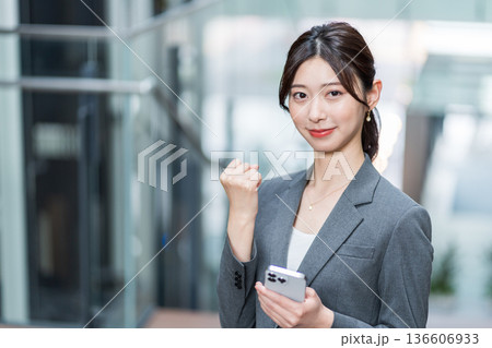 スマホを操作するキャリアウーマン 136606933