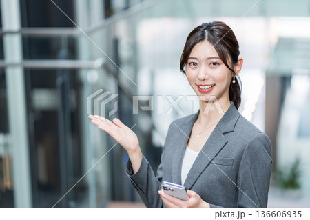 スマホを操作するキャリアウーマン 136606935