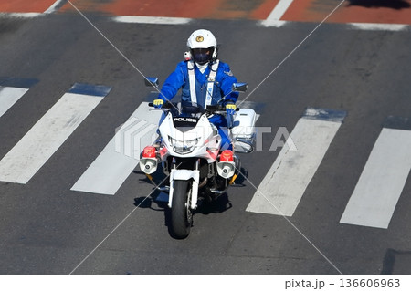 パトロール中の白バイ イメージ 136606963