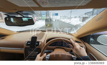 冬道の運転（POV撮影） 136606969