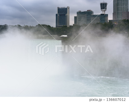 水煙に包まれるナイアガラフォールズ / Niagara Falls, Canada & USA 水煙に包まれるナイアガラフォールズ / Niagara Falls, Canada & USA 136607012
