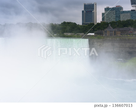 水煙に包まれるナイアガラフォールズ / Niagara Falls, Canada & USA 水煙に包まれるナイアガラフォールズ / Niagara Falls, Canada & USA 136607013