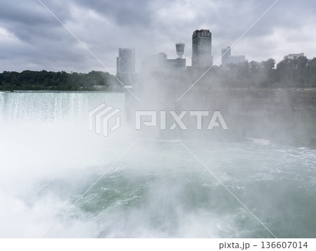 水煙に包まれるナイアガラフォールズ / Niagara Falls, Canada & USA 水煙に包まれるナイアガラフォールズ / Niagara Falls, Canada & USA 136607014