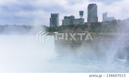 水煙に包まれるナイアガラフォールズ / Niagara Falls, Canada & USA 水煙に包まれるナイアガラフォールズ / Niagara Falls, Canada & USA 136607015