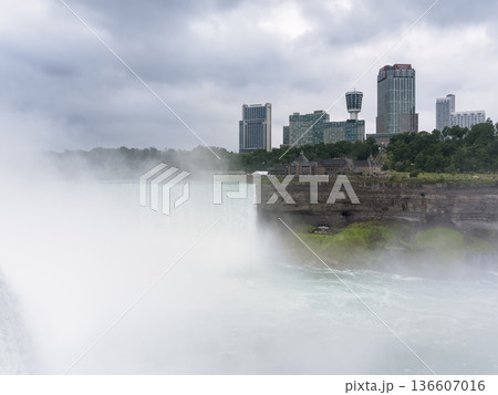 水煙に包まれるナイアガラフォールズ / Niagara Falls, Canada & USA 136607016