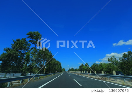 晴れた日の高速道路 136607076