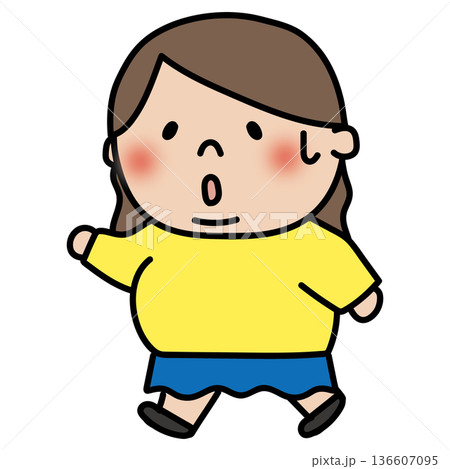ダイエットのために歩いているぽっちゃりしたロングヘアの子供（女の子） 136607095