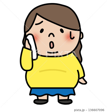 汗をかいているぽっちゃりしたロングヘアの子供（女の子） 136607096