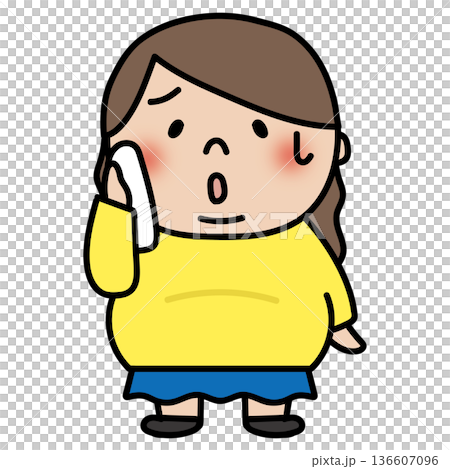 汗をかいているぽっちゃりしたロングヘアの子供（女の子） 136607096