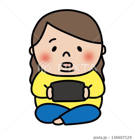 ゲームをするぽっちゃりしたロングヘアの子供（女の子） 136607129