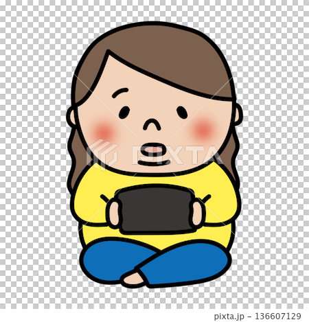 ゲームをするぽっちゃりしたロングヘアの子供（女の子） 136607129