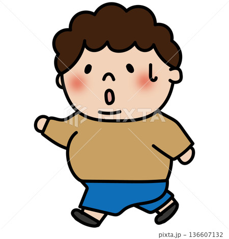ダイエットのために歩いているぽっちゃりした天パの子供(男の子) ダイエットのために歩いているぽっちゃりした天パの子供(男の子) 136607132