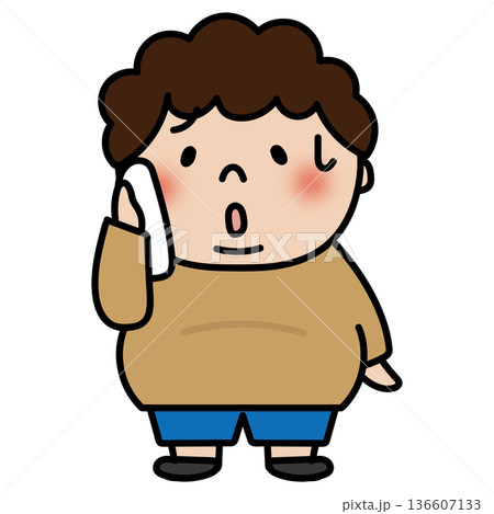 汗をかいているぽっちゃりした天パの子供(男の子) 汗をかいているぽっちゃりした天パの子供(男の子) 136607133