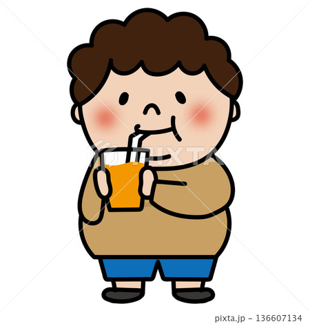 ジュースを飲むぽっちゃりした天パの子供(男の子) ジュースを飲むぽっちゃりした天パの子供(男の子) 136607134