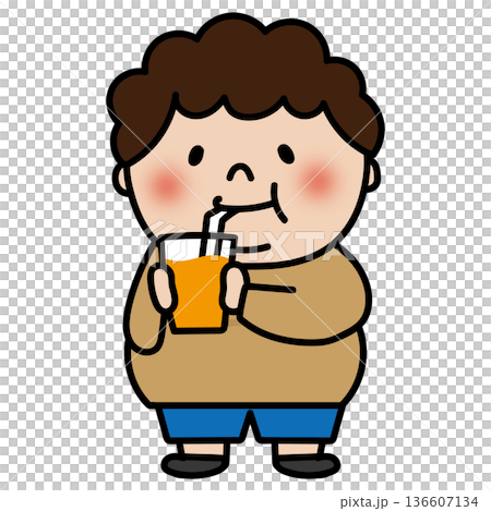 ジュースを飲むぽっちゃりした天パの子供(男の子) ジュースを飲むぽっちゃりした天パの子供(男の子) 136607134