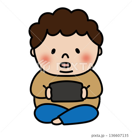 ゲームをするぽっちゃりした天パの子供（男の子） 136607135