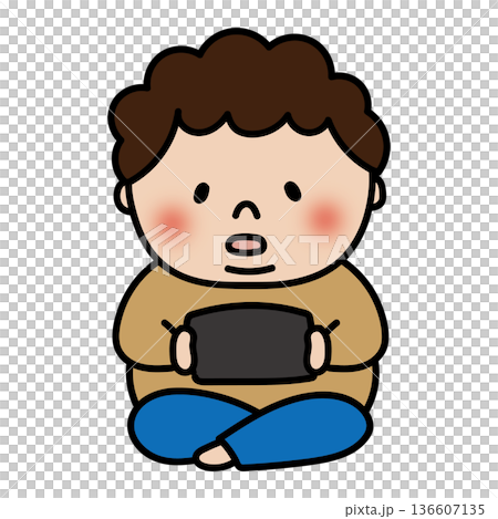 ゲームをするぽっちゃりした天パの子供（男の子） 136607135