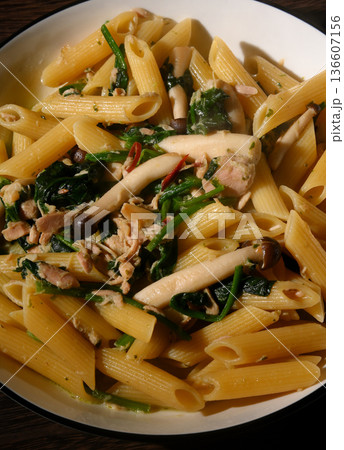 ツナとほうれん草ときのこのペンネパスタ ツナとほうれん草ときのこのペンネパスタ 136607156