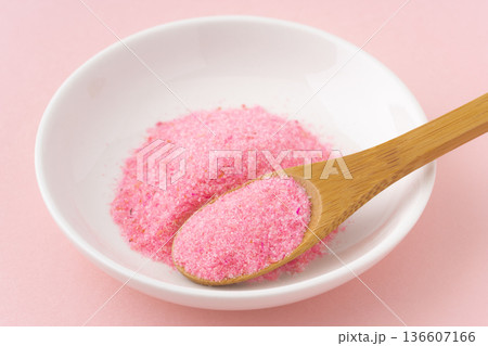 ピンク色の背景にお皿とスプーンに載せた桜でんぶ 136607166