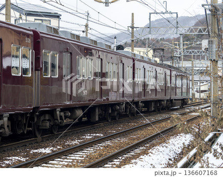 雪が積もる住宅地を走る能勢電鉄の5100系電車 136607168