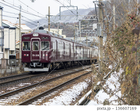 雪が積もる住宅地を走る能勢電鉄の5100系電車 雪が積もる住宅地を走る能勢電鉄の5100系電車 136607169