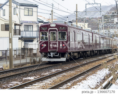 雪が積もる住宅地を走る能勢電鉄の5100系電車 雪が積もる住宅地を走る能勢電鉄の5100系電車 136607170
