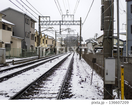 雪が積もった能勢電鉄妙見線の線路 136607209