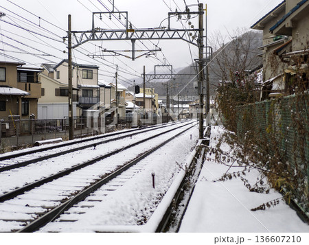 雪が積もった能勢電鉄妙見線の線路 雪が積もった能勢電鉄妙見線の線路 136607210