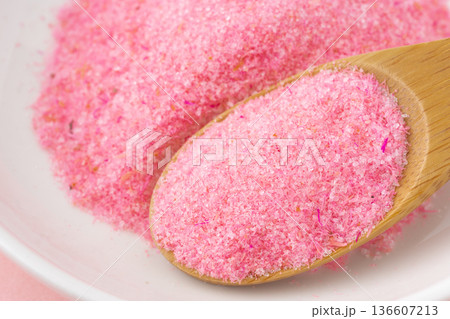 スプーンに載せた桜でんぶのクローズアップ 136607213