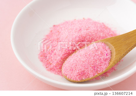 スプーンに載せた桜でんぶのクローズアップ スプーンに載せた桜でんぶのクローズアップ 136607214