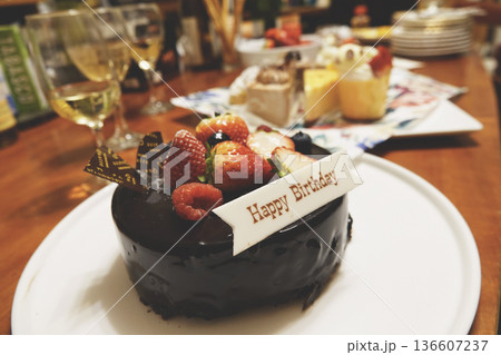 チョコレートでコーティングされた苺のバースデーケーキ 136607237